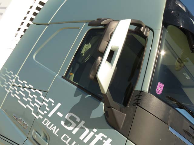 Los espejos retrovisores del Volvo FH minimizan su impacto aerodinámico.